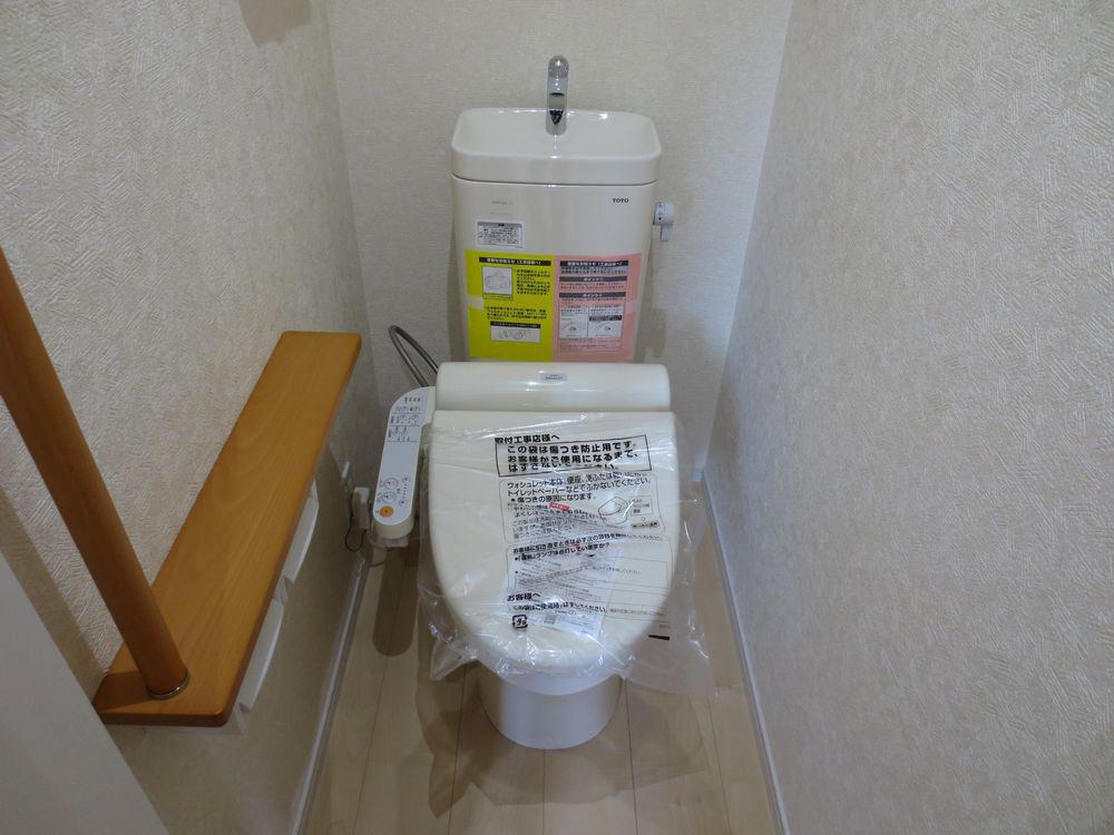 Toilet.  ■ 1st floor, Shower toilet in 2 Kaitomo ・ It is with warm water washing toilet seat ■ 