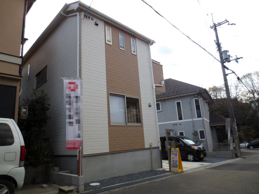 Local photos, including front road.  ■ Front road: 4m ■ 