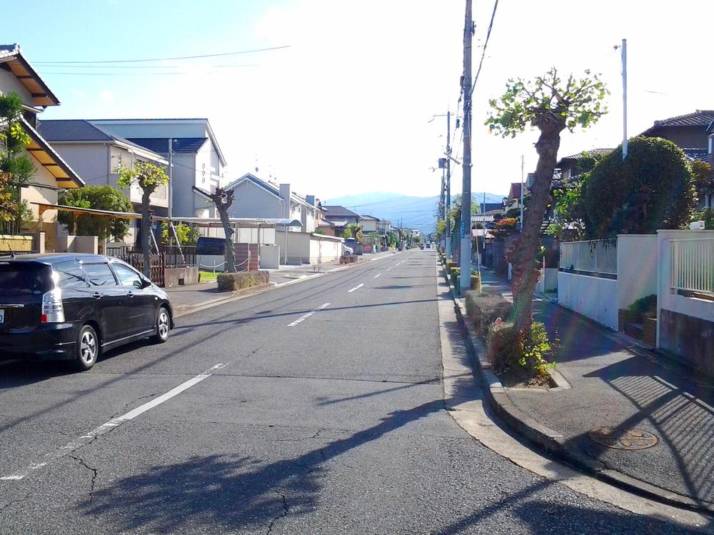 Local photos, including front road.  [Secondary road] It is a quiet residential area. Local (10 May 2013) Shooting
