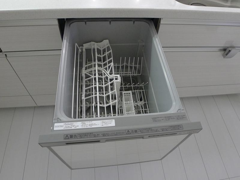 Other Equipment. Dishwasher that has been built into the system kitchen. Night if all-electric 11 pm ~ If you use in the morning 7 o'clock, Electric bill is about 1 / 3 is a very profitable. 