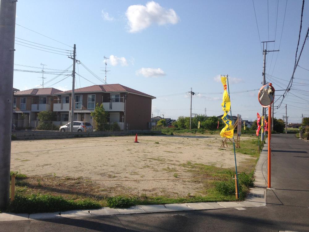 Local photos, including front road. Yamato Yagi Station within walking distance