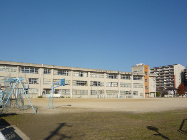 Primary school. Kashihara TatsumimiNaru Nishi Elementary School until the (elementary school) 759m