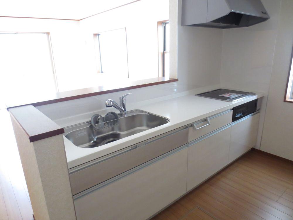 Kitchen.  ■ This is a system kitchen with water purifier (No. 2 land kitchen) ■ 