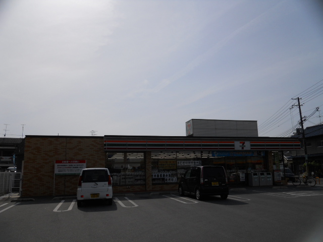 Convenience store. Seven-Eleven Kashiharajingu Mae West Exit store up (convenience store) 174m