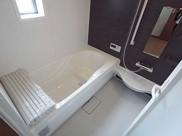 Same specifications photo (bathroom). Spacious bathroom that can be bathing with children