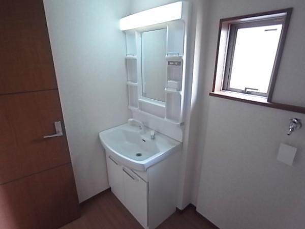 Wash basin, toilet. spacious! Easy to use!  Same specifications washbasin