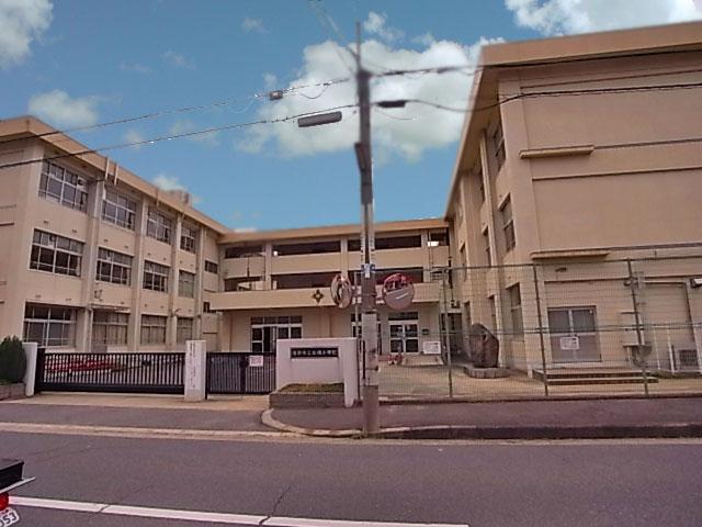 Primary school. 910m to Kashihara Tatsugane Bridge Elementary School