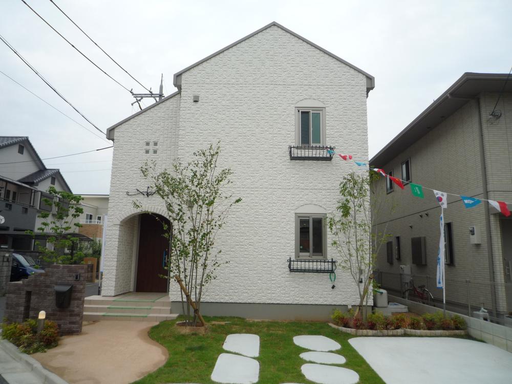 Local photos, including front road. Open outside the structure that uses a green and natural materials is also impressive