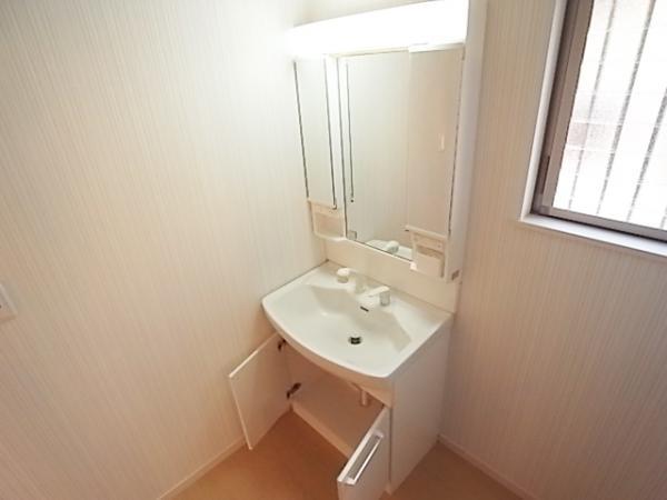 Wash basin, toilet. Wash basin with storage enhancement of the shower (same specifications washbasin)