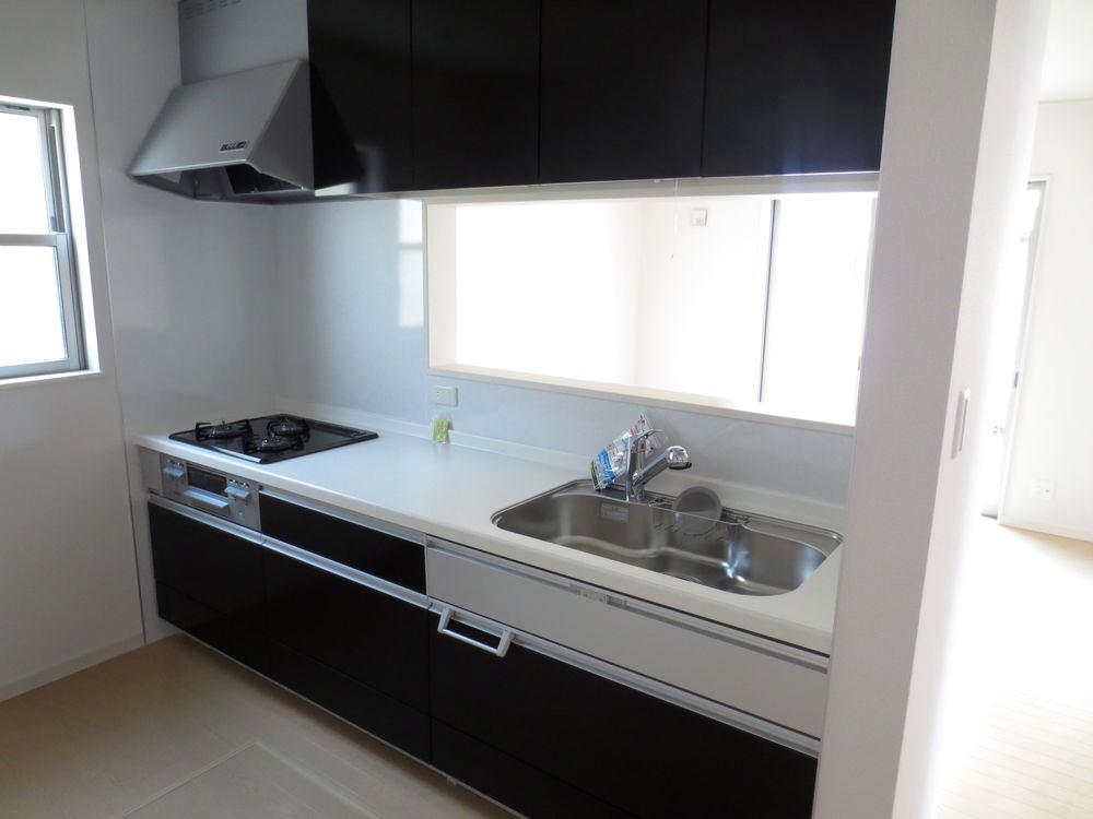 Kitchen. ■ Quiet sink, System kitchen of artificial marble top plate is equipped with water purification function ■