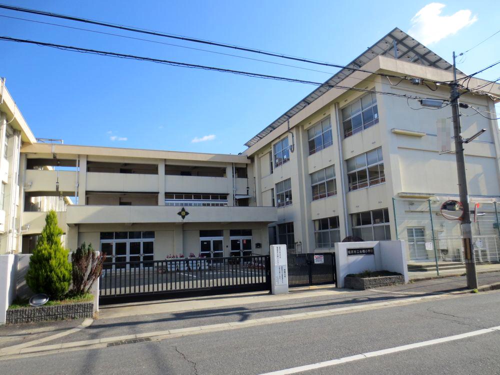 Primary school. 532m to Kashihara Tatsugane Bridge Elementary School