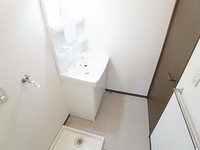 Washroom. Spacious also dressing room ☆ Shampoo dresser new