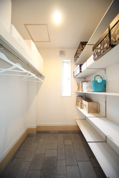 Model house photo. Kakimoto model Sporting goods and coats, Outdoor goods can also be plenty of storage. It is also recommended for use as a family locker for Lost and Found prevention. 