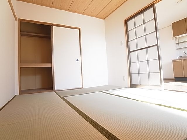 Other room space. I'm Japanese-style room is also happy if there one
