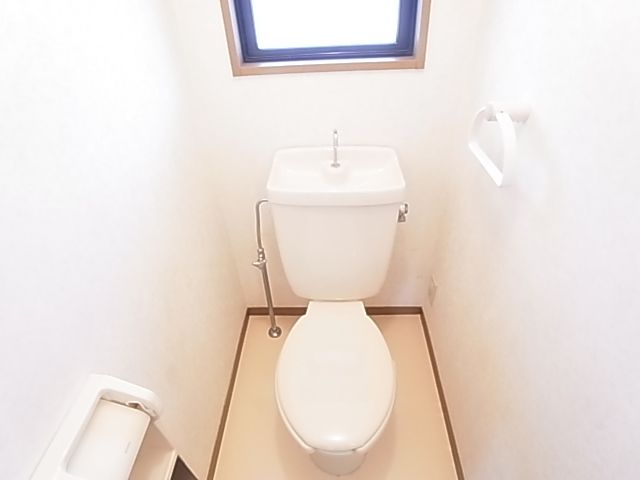 Toilet. It's good I there is a window in the toilet ☆