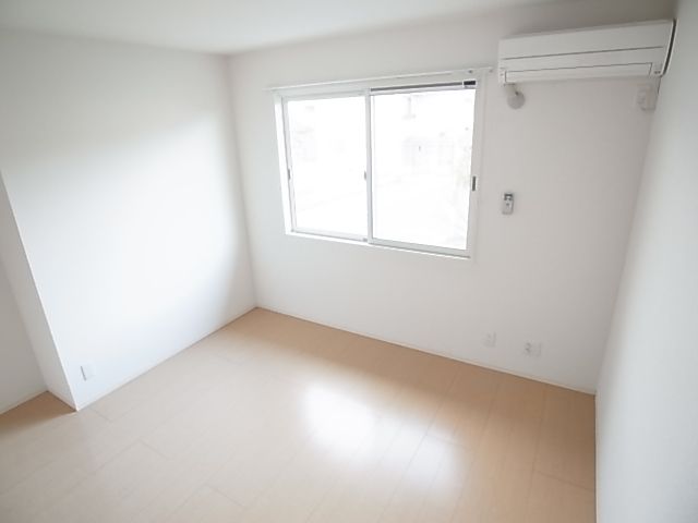Other room space. In air conditioning as standard equipment ~ To