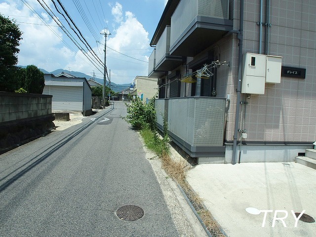 Building appearance. The entire surface of the road