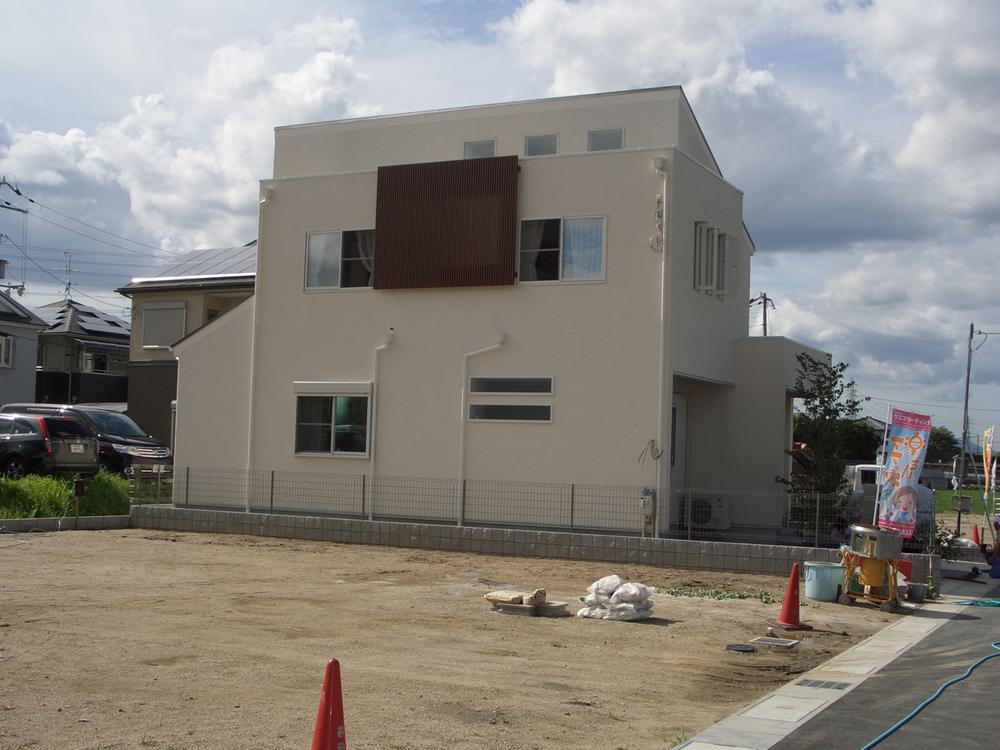 Local photos, including front road. Front road development road width 6m! 