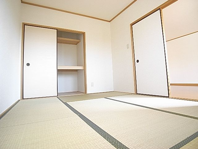 Other room space. Closet in Japanese-style room equipped! (^^)!