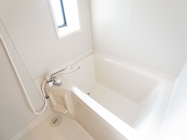 Bath. Bathroom also probably clean ☆ Comfortable there is also a window (* ^ _ ^ *)