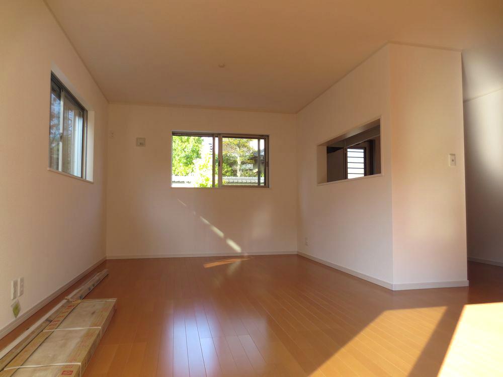 Living.  ■ Do not worry about condensation in the LOW-E pair glass use ■ 