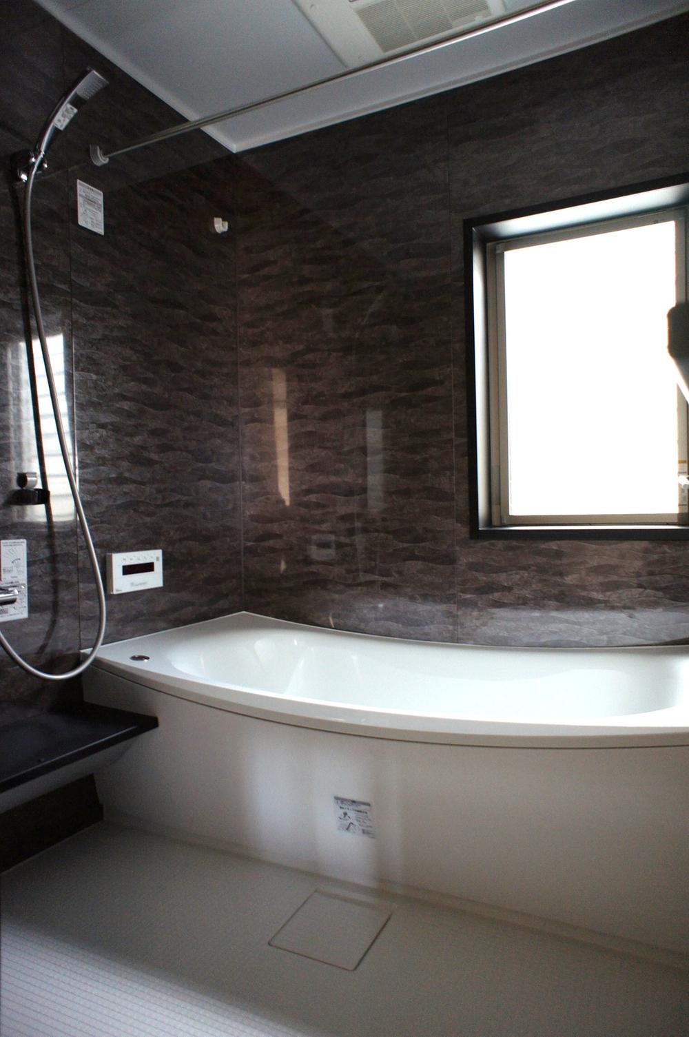 Bathroom. Spacious 1 tsubo size. You can comfortable bathing in the cradle type of bathtub. 
