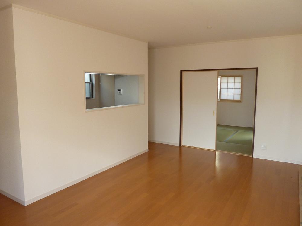 Living. Same specifications is a picture! 