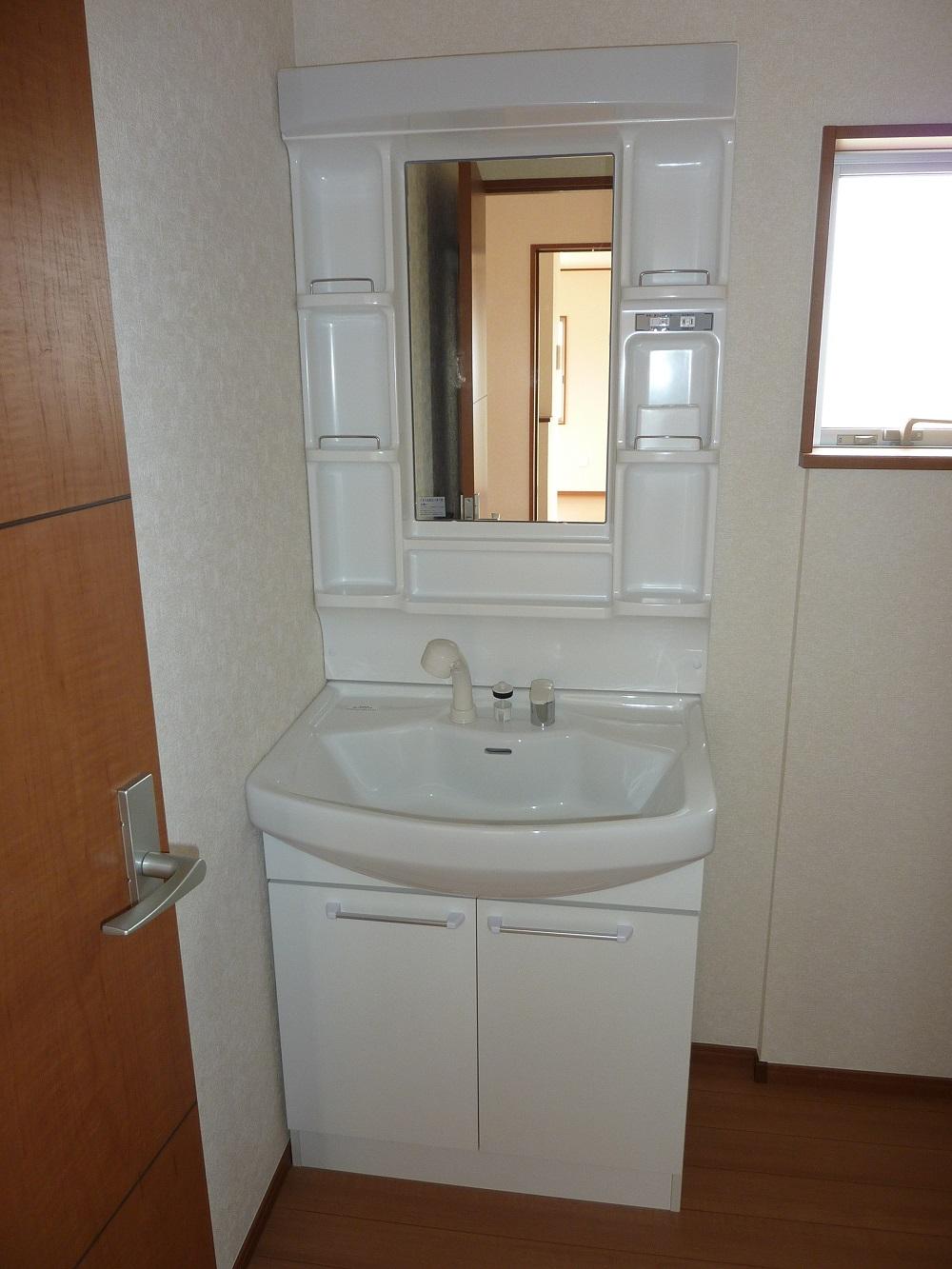 Wash basin, toilet. Same specifications is a picture! 