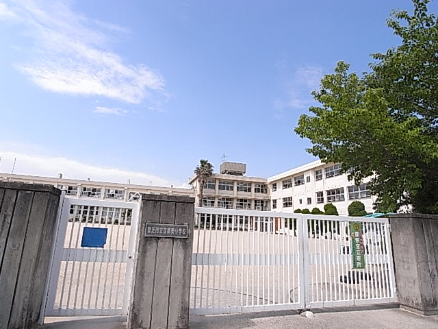 Primary school. Kashiba Municipal shizumi to elementary school (elementary school) 930m