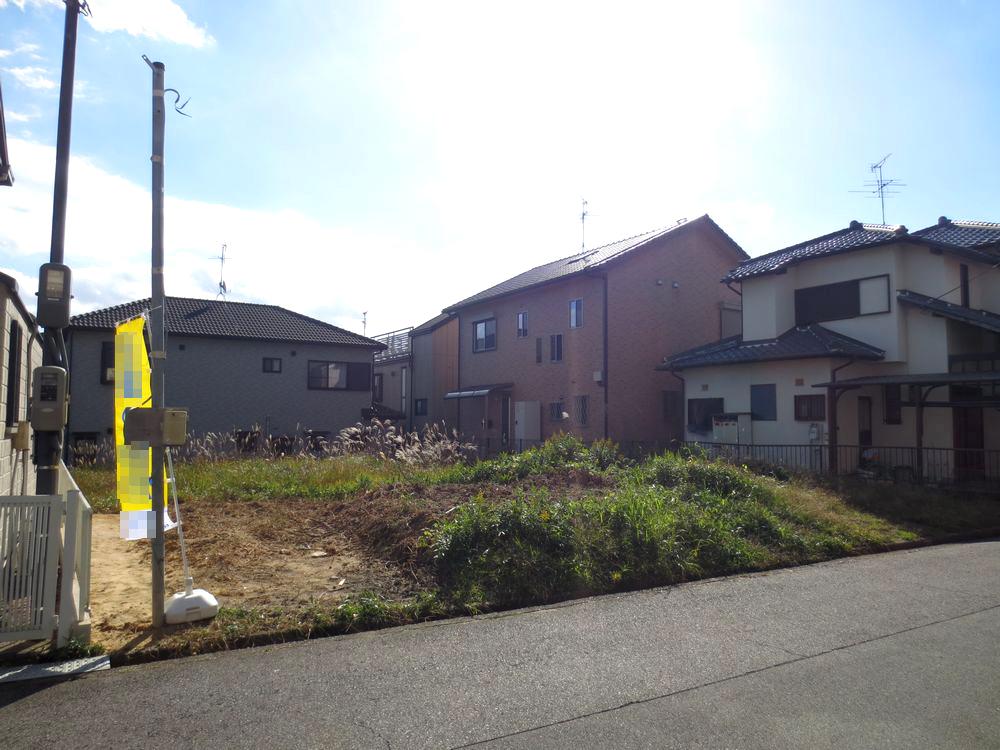Local photos, including front road.  ■ View of a good quiet residential area ■ 
