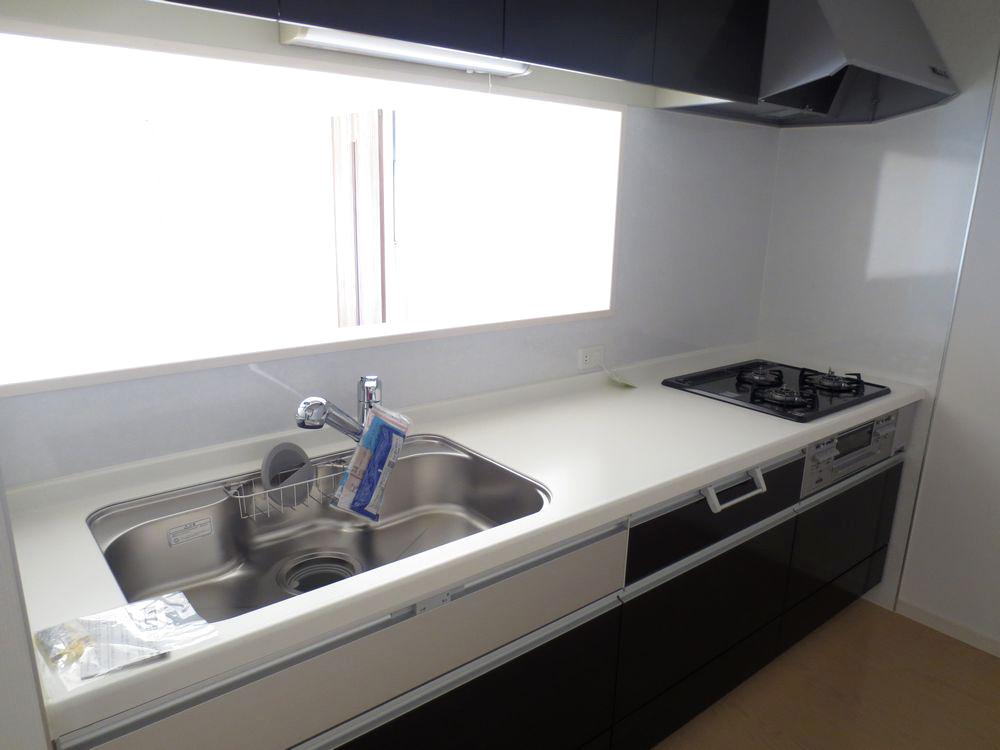 Kitchen.  ■ Quiet sink, System kitchen of artificial marble top plate is equipped with water purification function ■ 