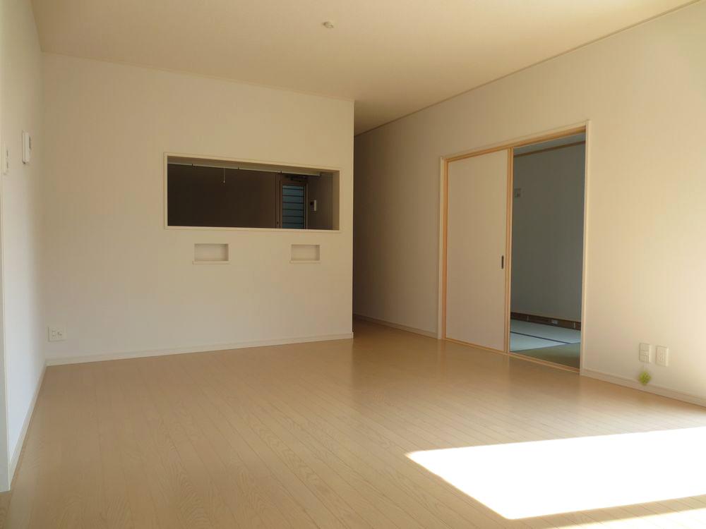 Living.  ■ It is living the Japanese-style room are adjacent to each other ■ 
