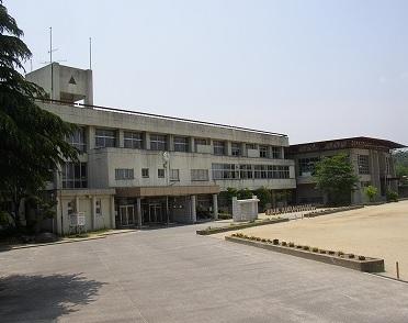 Primary school. Kanmaki stand Uemaki 704m until the second elementary school