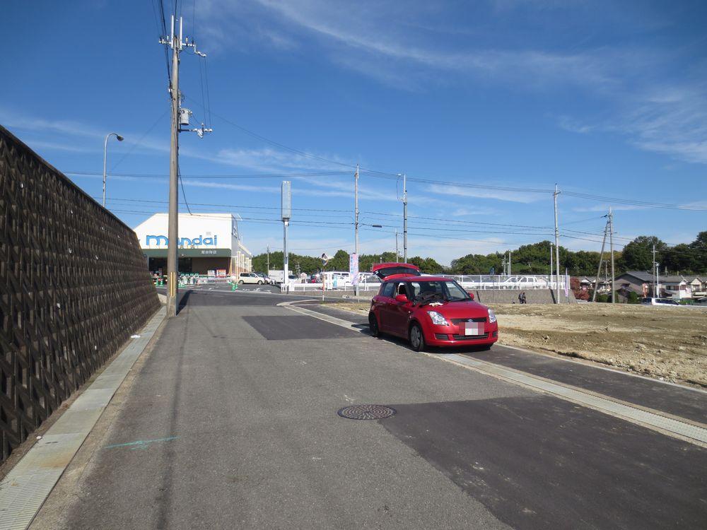 Local photos, including front road.  ■ Is a front road widely parking is also easy to!  ■ 