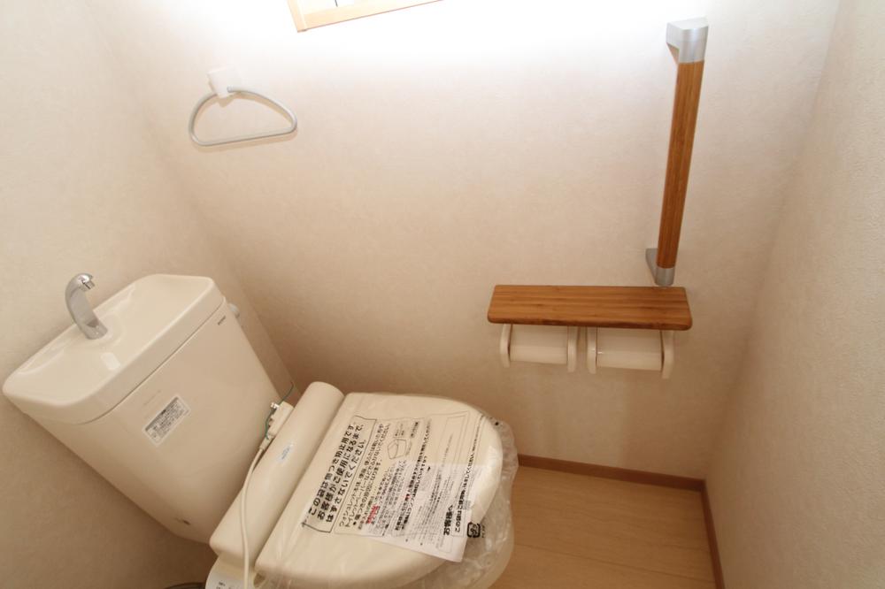 Power generation ・ Hot water equipment. Comfortable with warm water toilet seat Peace of mind also with handrail 