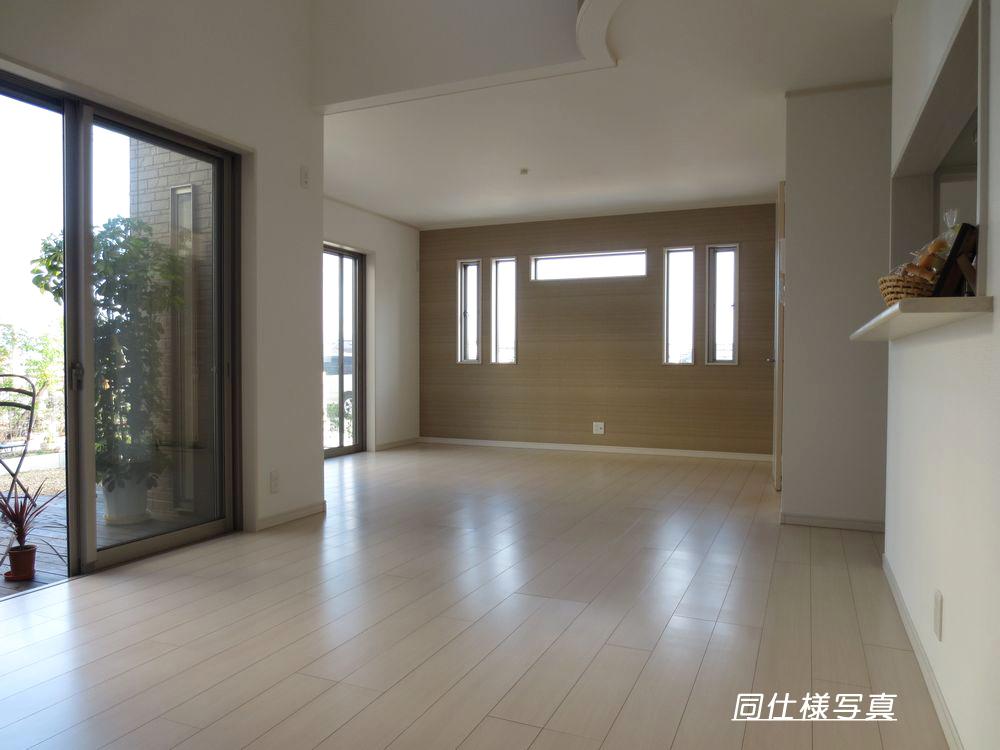 Same specifications photos (living).  ■ The window of the living room part we use a pair of glass ■ 