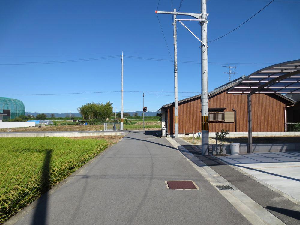 Local photos, including front road.  ■ Front road width about 4m ■ 