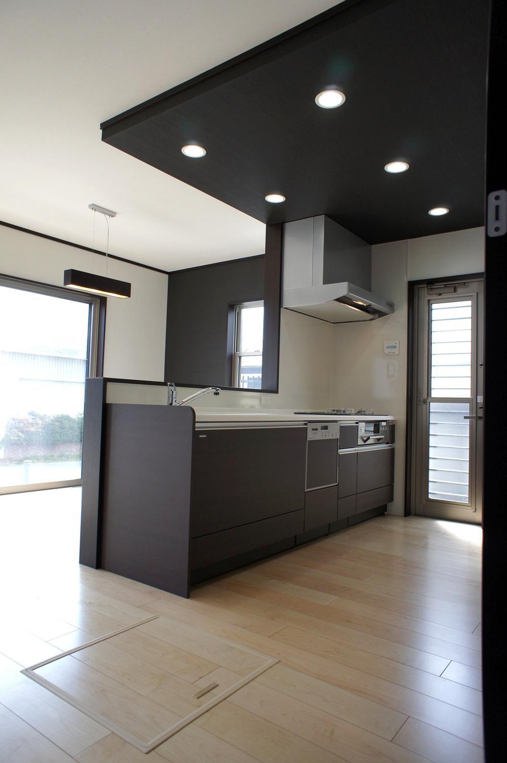 Same specifications photo (kitchen). You can choose from the door color 45 colors. 
