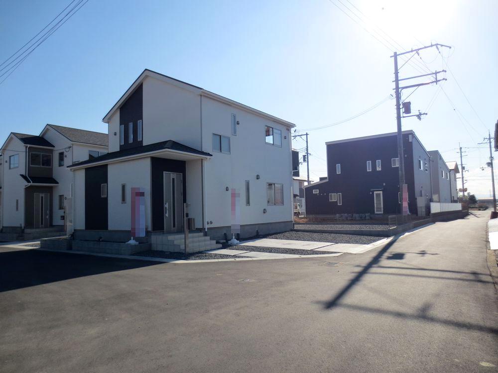 Local photos, including front road.  ■ Nearby is also located very convenient supermarket ■ 