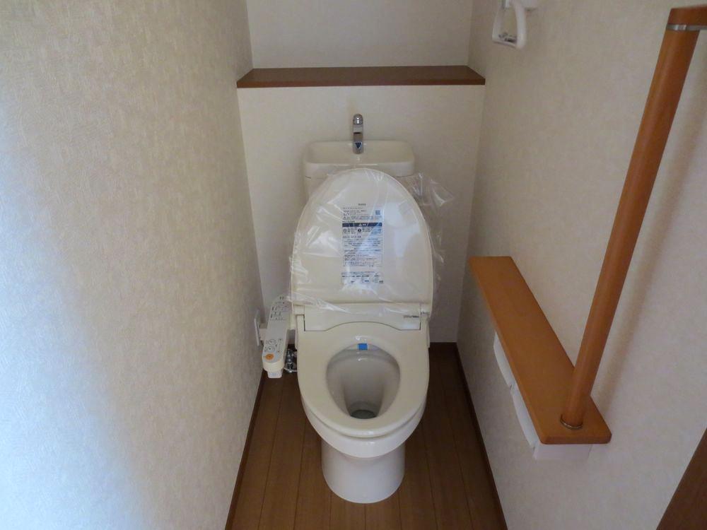 Toilet.  ■ 1st floor, Shower toilet in 2 Kaitomo ・ It is with warm water washing toilet seat ■ 