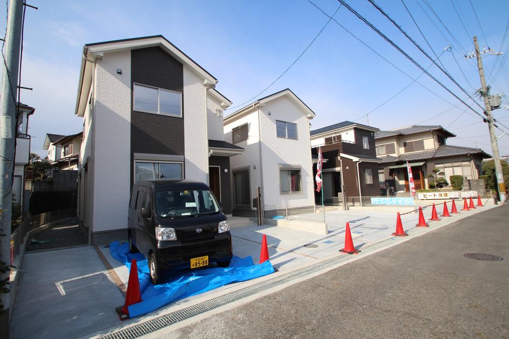Local photos, including front road. This stately home! Dirt has adopted a hard outer wall that sticks