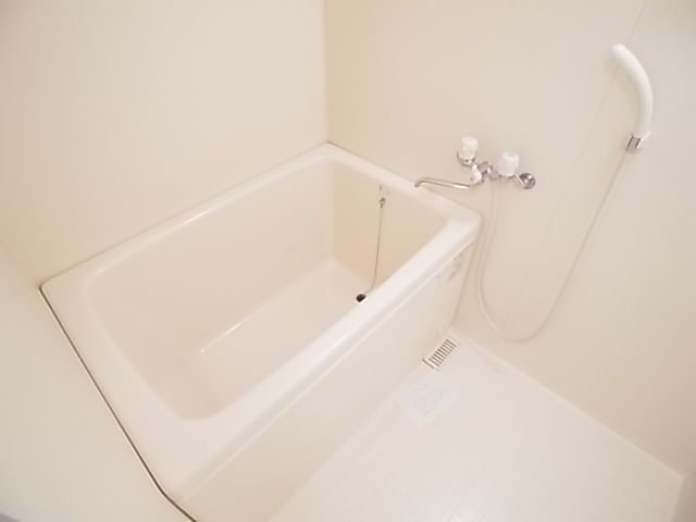 Bath. Clean bathroom also probably attractive (* ^ _ ^ *)