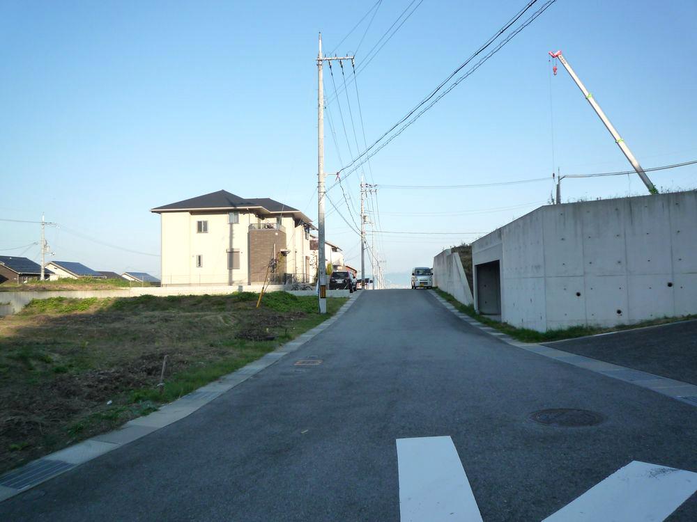 Local photos, including front road.  ■ Located on the front road width spacious 6m!  ■ 