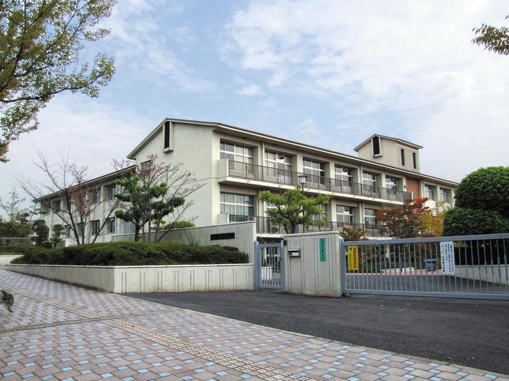 Primary school. Opened in 636m first year of Heisei until Oji Municipal Oji Minami Elementary School. The school to carry out educational activities in a good environment in which the four seasons of the landscape of the Nara Basin to enjoy. 