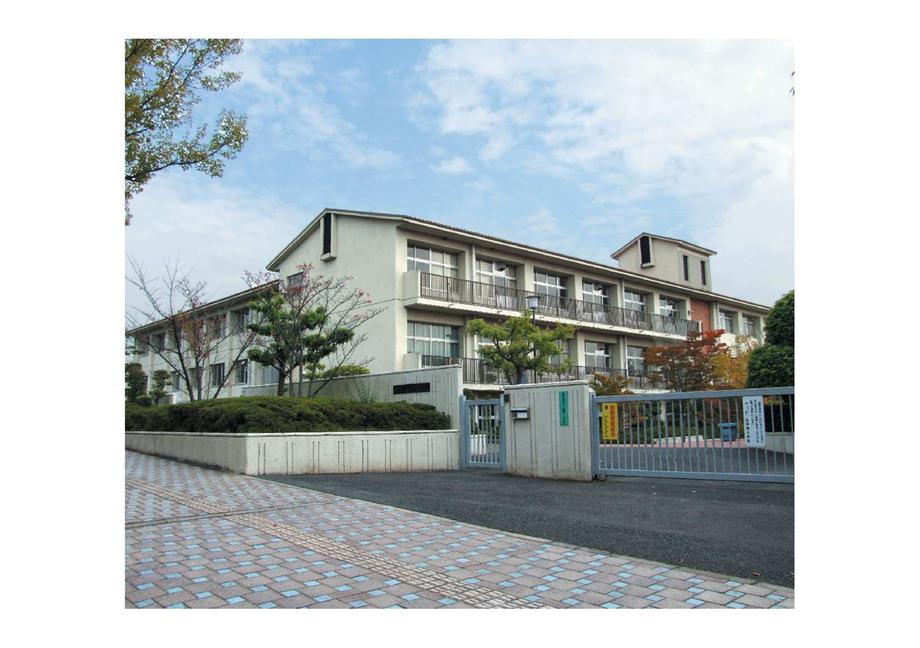 Primary school. Municipal Oji to South Elementary School 360m
