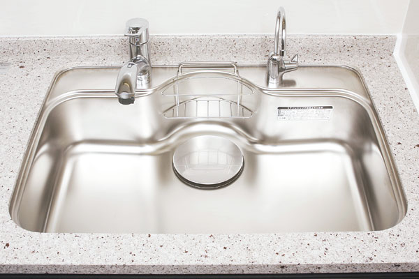 Kitchen.  [Stainless wide silent sink] Water is stainless quiet sink to reduce the I sound, Wide size washable comfortably well as a large pot. Draining plate and cutting board comes standard with (same specifications)