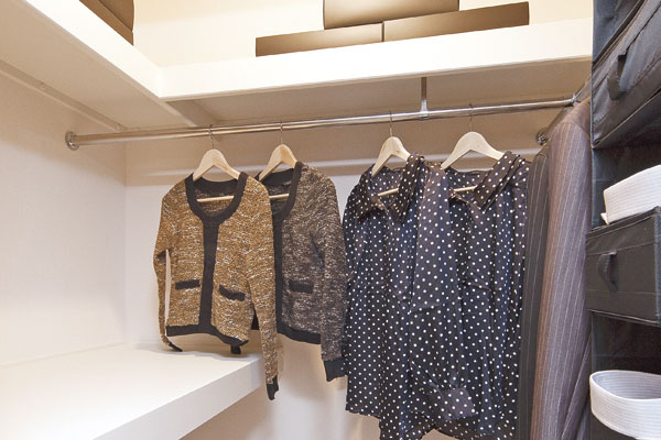 Receipt.  [Walk-in closet] Has also been installed walk-in closet, which boasts a storage capacity that can be organized, such as seasonal goods (B ・ E type same specifications)