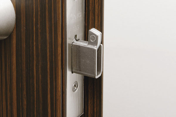 Security.  [Sickle-type deadbolt] Protruding sickle, Sickle-type dead bolt lock to play an effective role to prevent prying by the bar or the like has been adopted (same specifications)