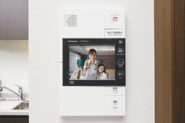 Security.  [Color monitor intercom] You can see the visitors in both the 1F entrance and dwelling unit entrance, Color monitor intercom have been installed (same specifications)
