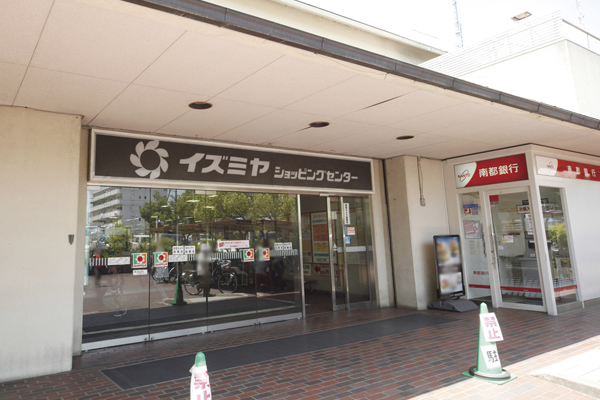 Surrounding environment. Izumiya Gakuenmae store (a 12-minute walk ・ About 930m)